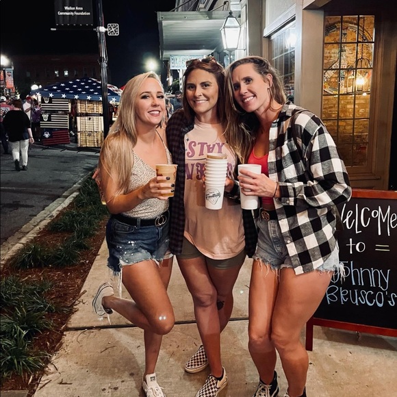 Meet your Posher, Nicole - Picture 2 of 4